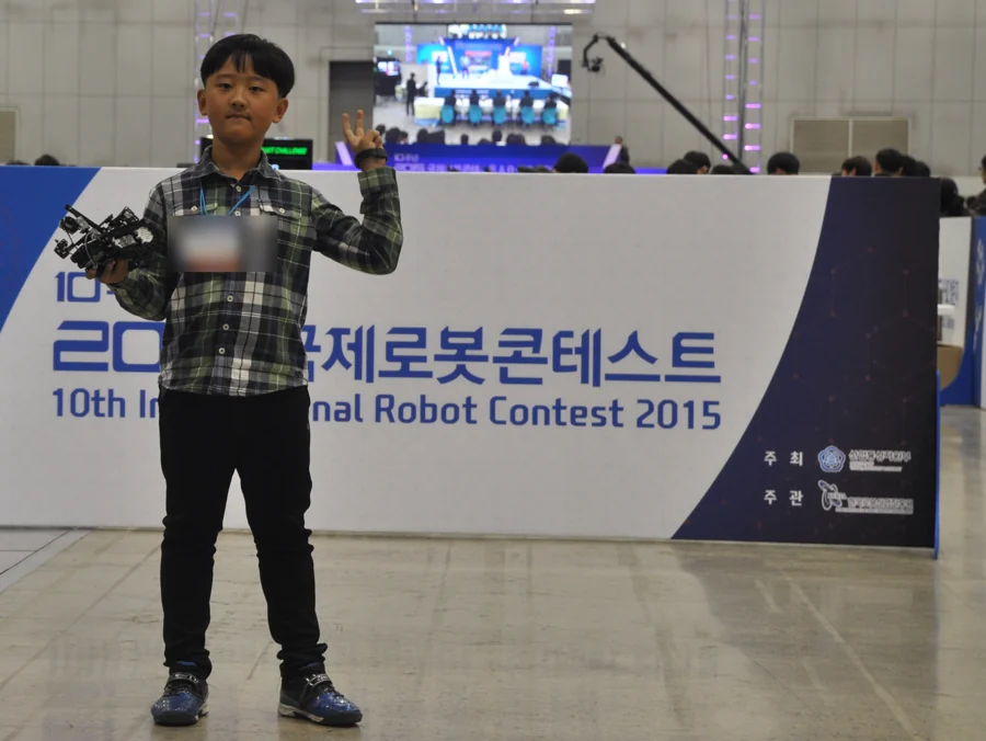 2015 국제로봇콘테스트에서 직접 만든 로봇을 들고 있는 사진